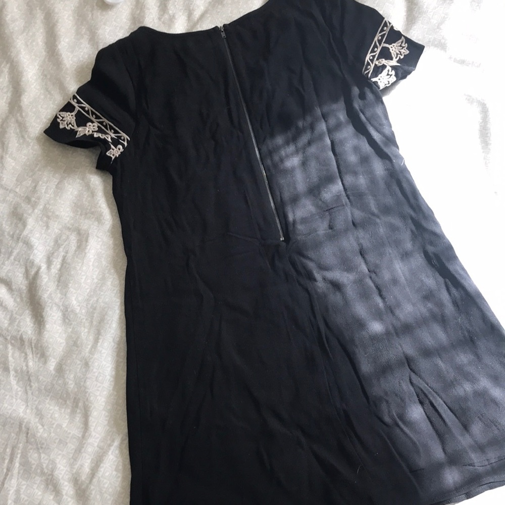 L u l u’ s • Black embroidered shift dress - Picture 7 of 7